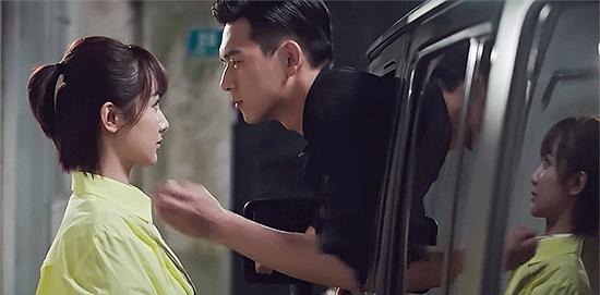 杨紫李现车窗吻